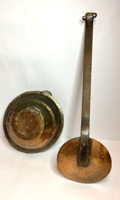 זוג מסננות עשויות נחושת אדומה ישנות ומלאות ביופי ניתן לתלייה על קיר כפריט עיצוב
מידות: כף- אורך 