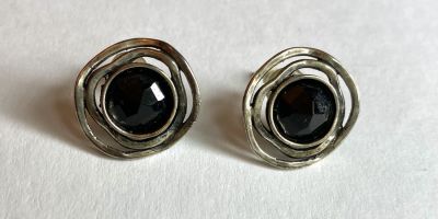 זוג עגילים עשויים כסף חתום 925 בעיצוב מהמם במיוחד במצב מושלם