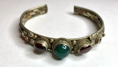 צמיד עבודת יד עשוי נחושת עם אבנים מיוחדים פריט איכותי במצב מושלם
מידות: קוטר 7