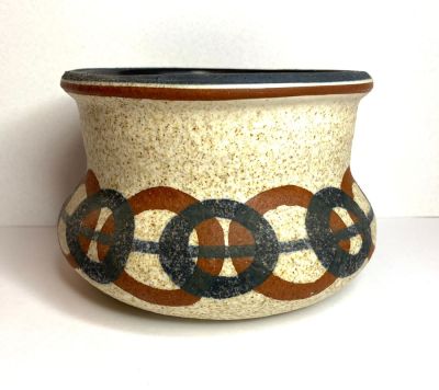 אגרטל עשוי קרמיקה חתום "LAPID" בדוגמא אהובה ומושלמת
מידות: קוטר 13, גובה 9