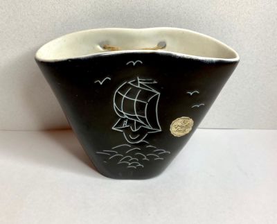 כד עשוי קרמיקה מעוטר עבודה מלאה ביופי חתום "LAPID" במדבקה המקורית של החברה מיוחד לאספנים כולל 