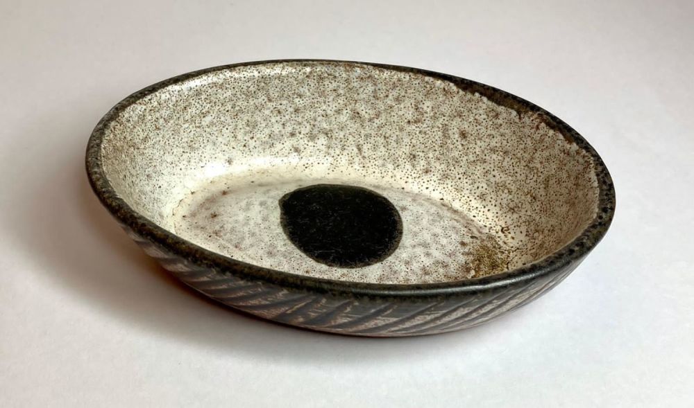 קערה עשויה קרמיקה חתומה "חרסה" בדוגמא ייחודית צבועה ביד מהממת ביופייה
מידות: רוחב 14, אורך 9 