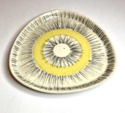 צלחת הגשה עשויה קרמיקה תוצרת "LAPID" בדוגמא אהובה במיוחד לאספנים
מידות: קוטר 16