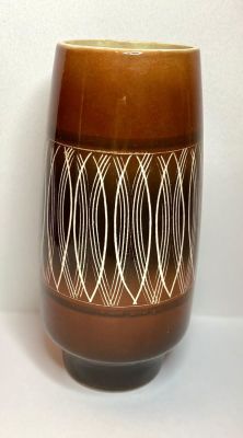 אגרטל עשוי קרמיקה מעוטר עבודת יד בצבעים נעימים ומרגיעים פריט עיצוב מושלם חתום "קדר" 
מידות: גובה 25