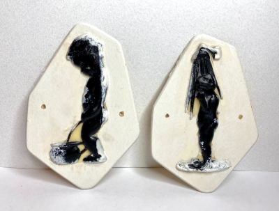 זוג אריחים ישראליאנה במיטבה בגלזורה לבנה ניתן לתלייה על דלת או על קיר
מידות: אורך 12