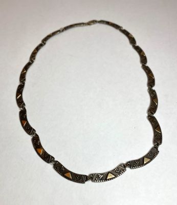 שרשרת עשויה כסף בשילוב עם זהב מעוטרת עבודה איכותית במצב מושלם חתום 925
משקל- 25 גרם