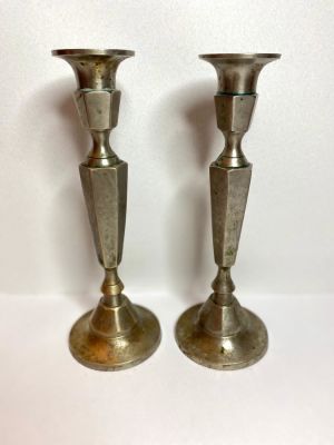 זוג פמוטים עשויים פיוטר ישנים מסיביים ואיכותיים
מידות: אורך 21