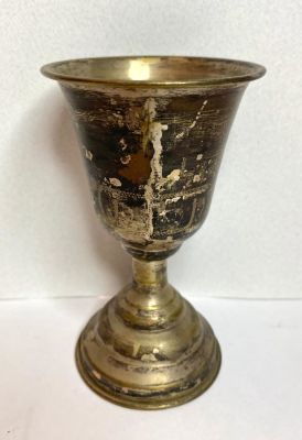 גביע קידוש עשוי כסף נבדק בחומר אך לא נמצאה חתימה
משקל 46 גרם