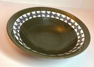 קערה עשויה קרמיקה חתומה מעוטרת עבודת יד חתומה 
מידות: קוטר 24