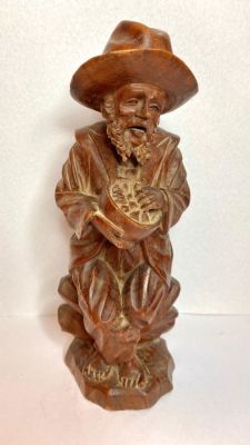 פיגורה עשויה עץ דמות של רבי ישנה ומיוחדת במצב מושלם 
מידות: גובה 20