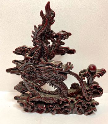 פיגורה בדמות דרקון עשויה חומר יצוק ואינו ידוע פריט איכותי במצב מושלם
מידות: גובה 15, רוחב 14