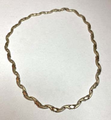 שרשרת עשויה כסף עבודה איכותית במצב מושלם