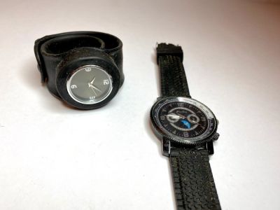 זוג שעוני יד אחד לגבר ואחד לאישה שניהם במצב תקין לחלוטין
מידות: קוטר שעון צד ימין- 5, קוטר שעון 