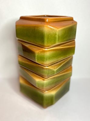 אגרטל עשוי קרמיקה חתם ״פלקרמיק״ בגוונים מיוחדים עם סטייל גלזורה ירוקה מושלמת מידות: