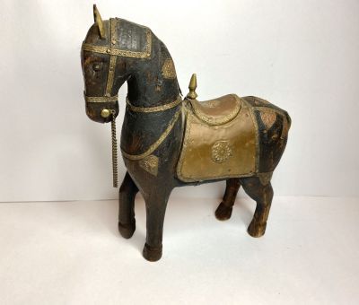 פיגורה ישנה בדמות סוס עשויה עץ עם עיטורי נחושת עבודת יד פריט עיצוב מהמם ביופיו 
מידות: גובה 22