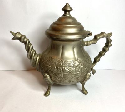 קנקן עשוי נחושת מעוטר עבודת יד במצב מושלם
מידות: גובה 19