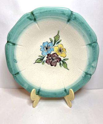 קערה עשויה קרמיקה גלזורה ירוקה מעוטרת פרחים עבודת יד חתום מצורף תמונה
מידות: קוטר 26