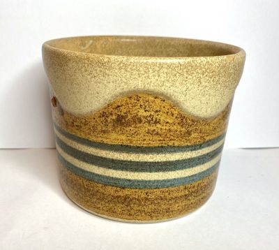 כד עשוי קרמיקה חתום "LAPID" בדוגמא לא שכיחה ומהממת ביופייה במצב מושלם 
מידות: גובה 12, קוטר 15