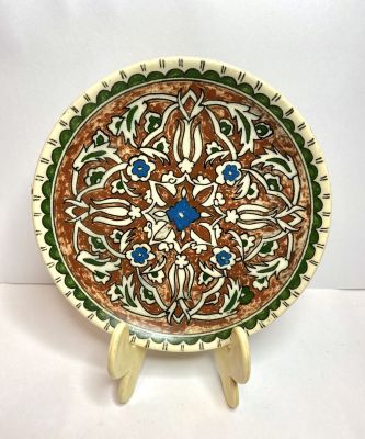 צלחת ישנה עשויה קרמיקה מעוטרת עבודת יד בצבעים נעימים וכובשים חתום
מידות: קוטר 17