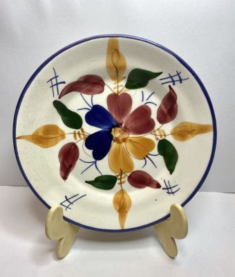 צלחת עשויה קרמיקה מעוטרת פרחים צבעוניים מצב מושלם
מידות: קוטר 18