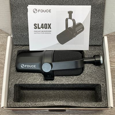 * FDUCE SL40X Professional Dynamic Podcast Microphone. A FDUCE SL40X professional dynamic 