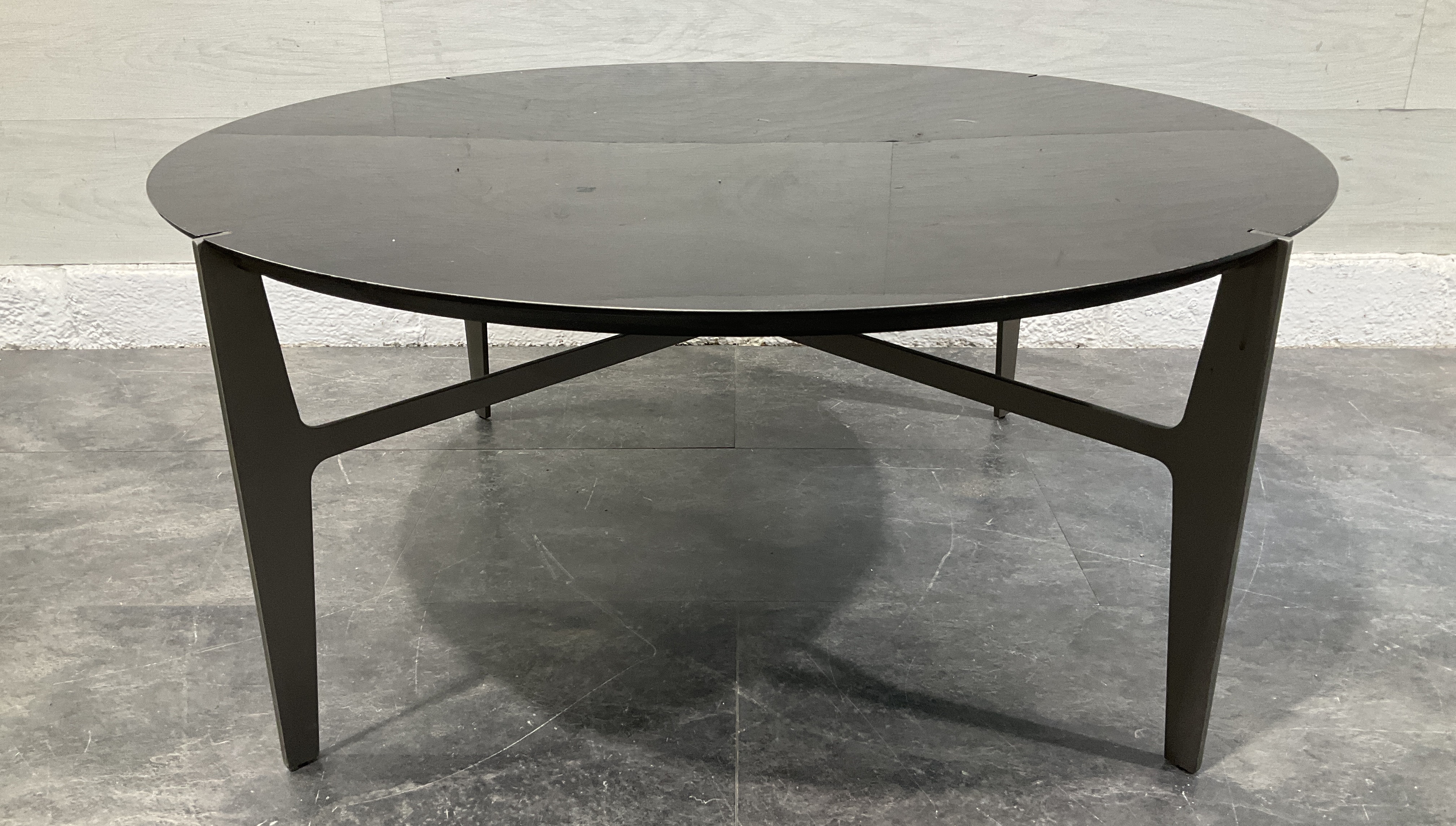 * A Natuzzi Italia Ido Round Coffee Table by Mauro Lipparini