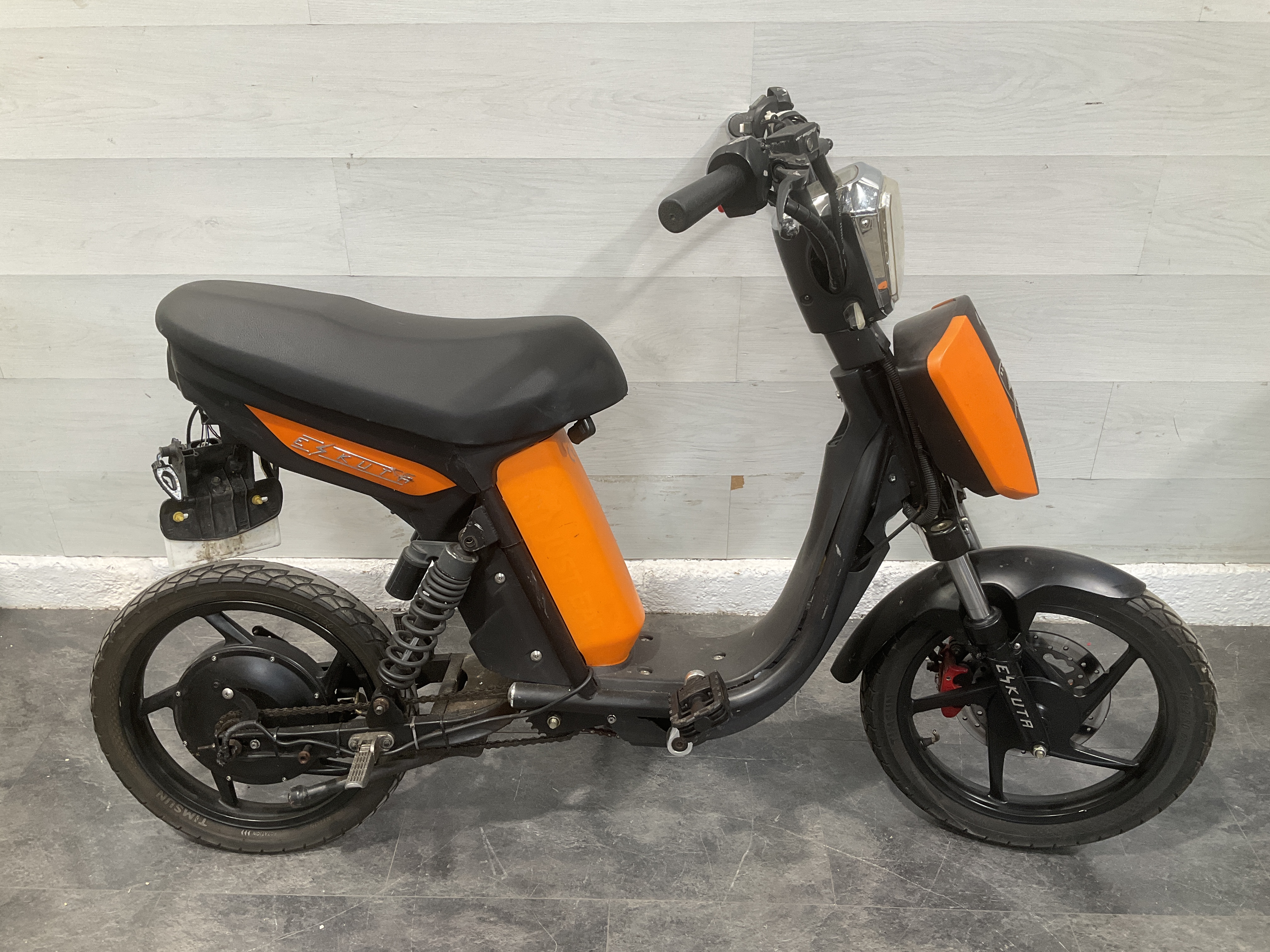 * Eskuta SX-250 Electric Moped Style EAPC