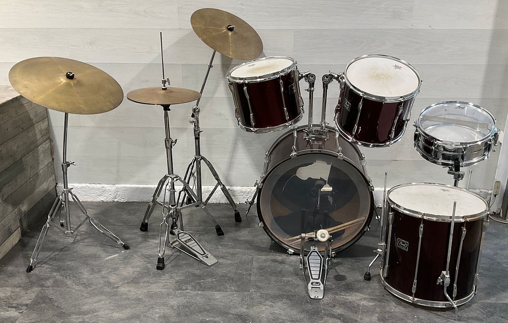 Lot 49: * A Pearl Export Series Five-Piece Acoustic Drum Kit with Hardware and Cymbals