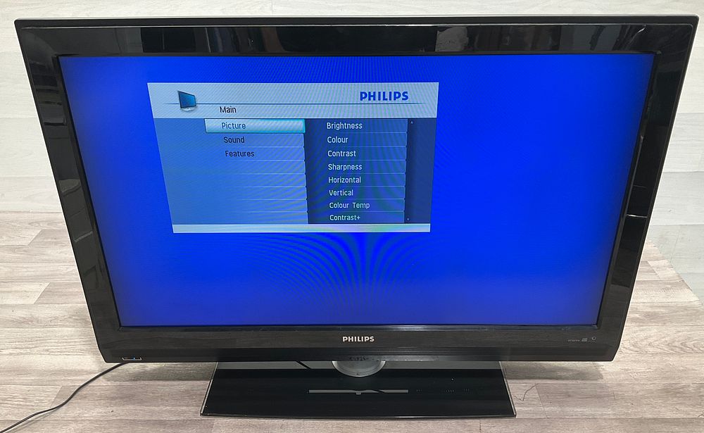 Lot 73: * Philips 42PFL5522D / 05 42 Inch LCD Television