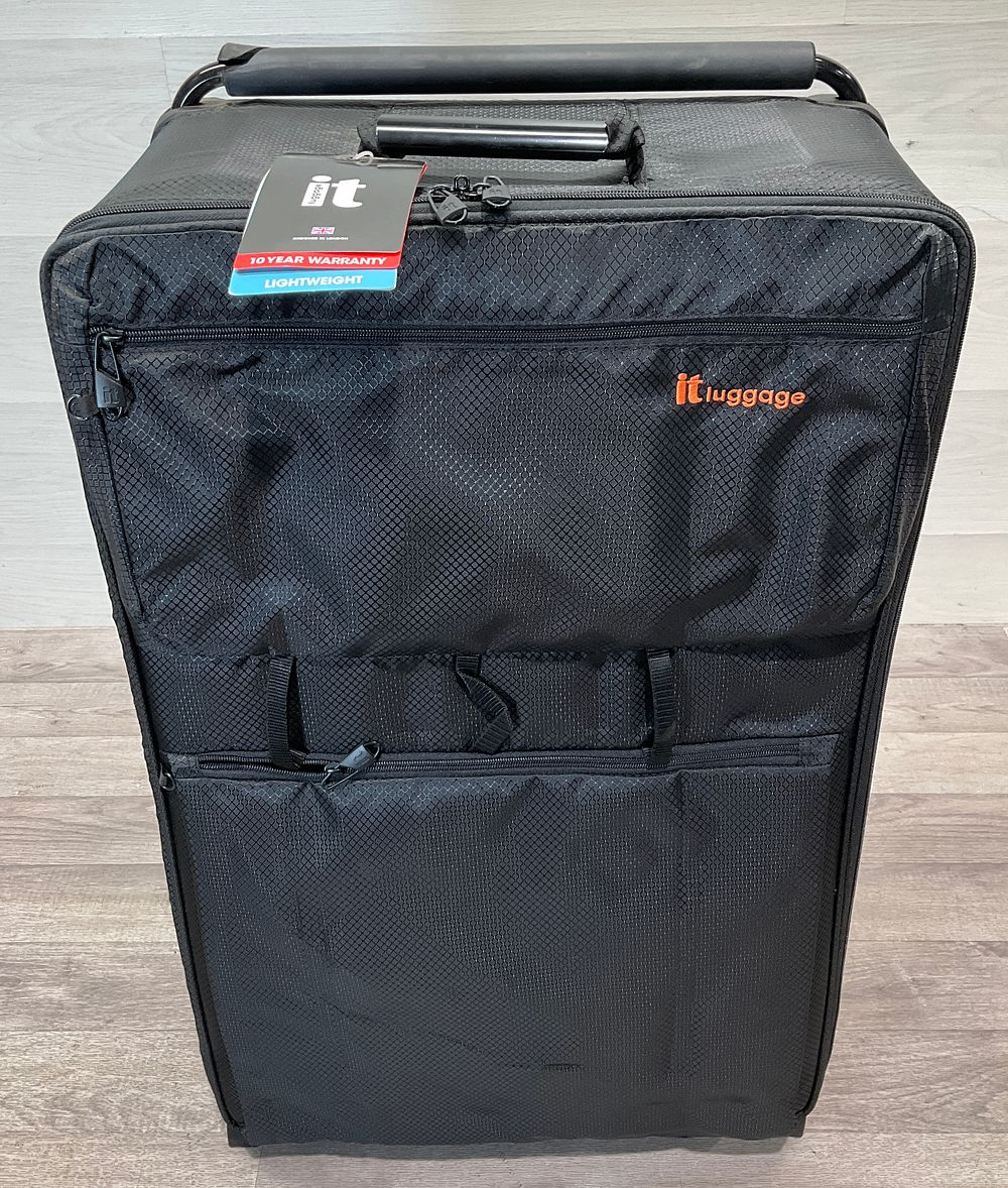 Lot 138: * it luggage World's Lightest Large Two Wheel Suitcase