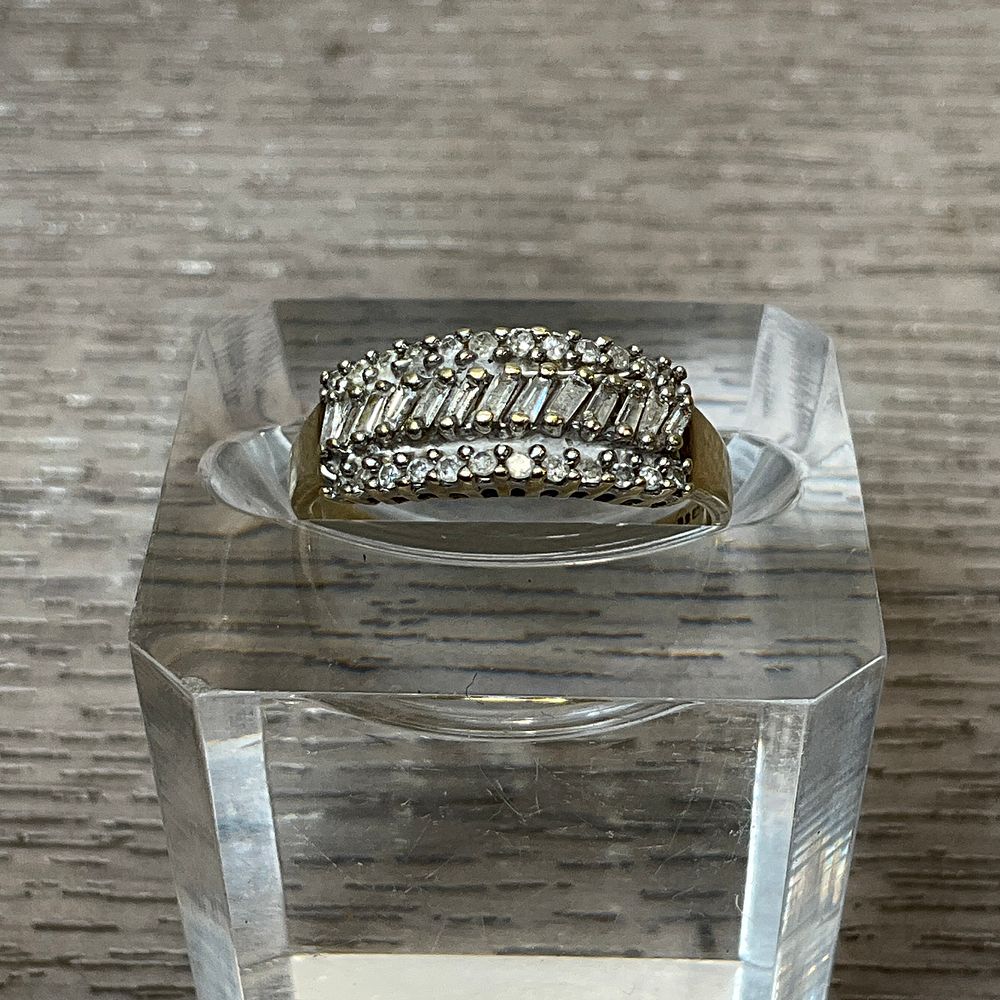 Lot 154: A 9ct Yellow Gold Multi-Row Band Ring With Central Channel-Set Cut Stones Marked 375 9K, Ring Size L/M - Total Approx. Weight 2g