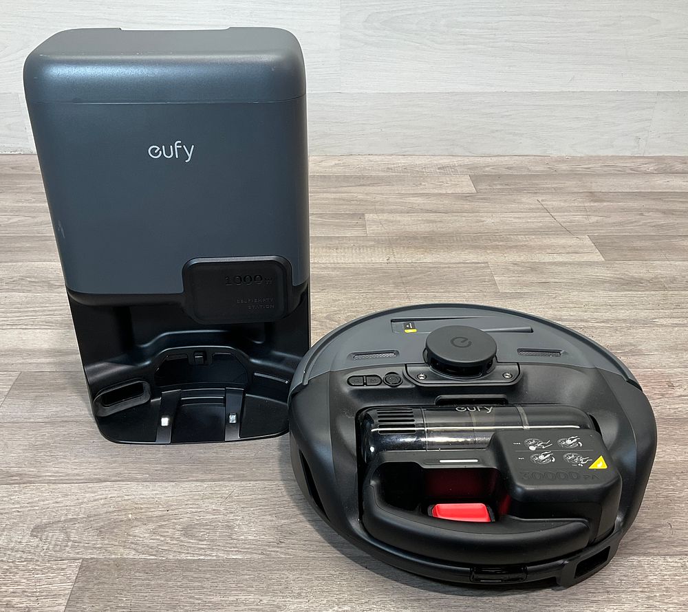 Lot 160: * eufy T2070 Robot Vacuum with T2070-SE Self-Empty Station