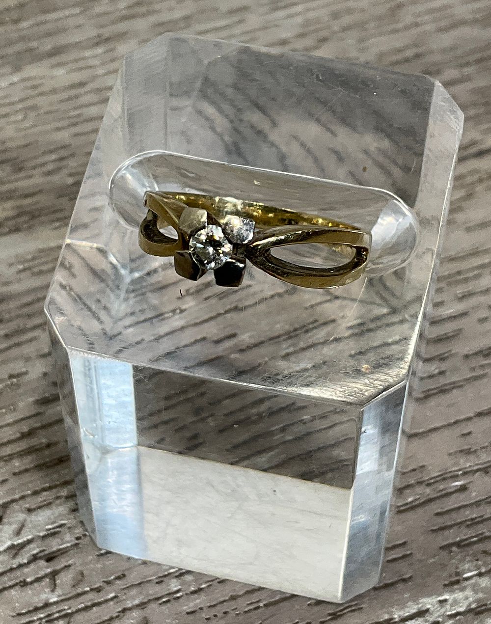Lot 10: * A 14ct Yellow Gold & Diamond Vintage Ring
