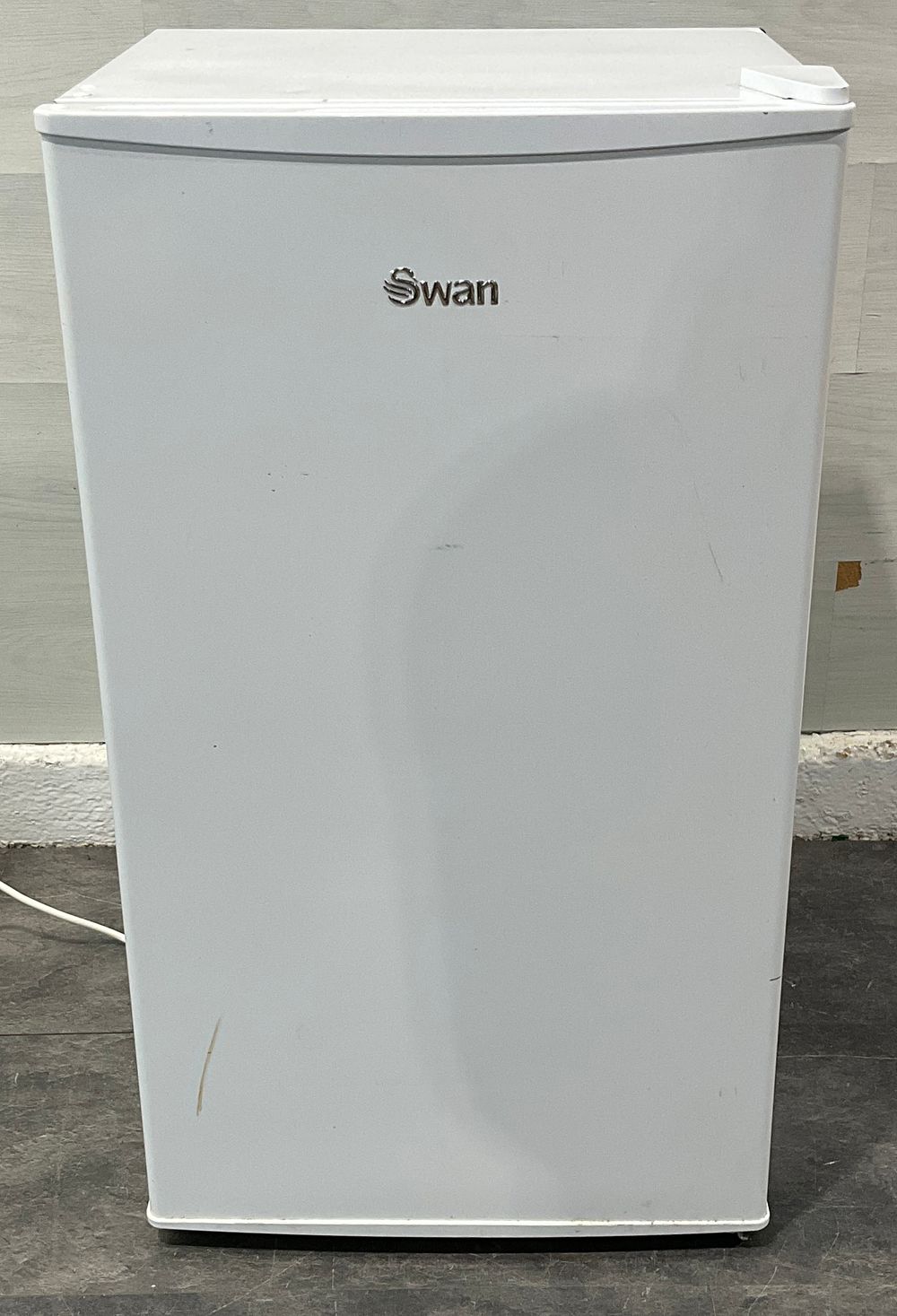 Lot 25: * Swan SR750110W Under Counter Larder Fridge