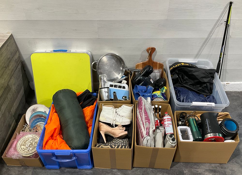 Lot 27: * 6 Cartons & 2 Crates Containing An Assortment of Household Goods including a SeaTech Fishing Rod and a Bosch Kettle