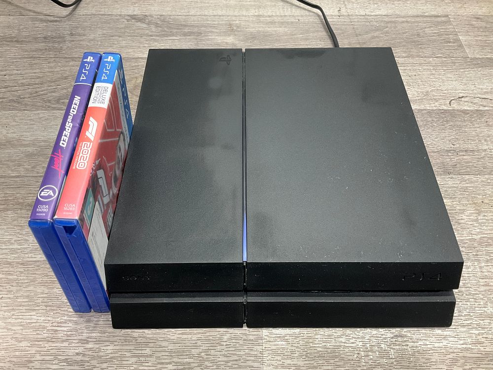 Lot 44: * Sony PlayStation 4 CUH-1216B Console and Assorted Games