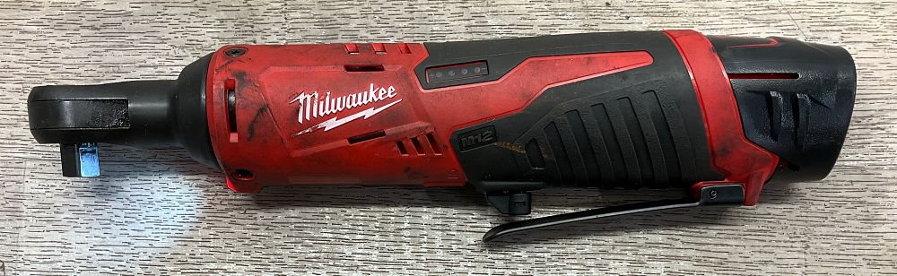 Lot 66: * Milwaukee M12 IR 3/8 Inch Cordless Ratchet with Battery