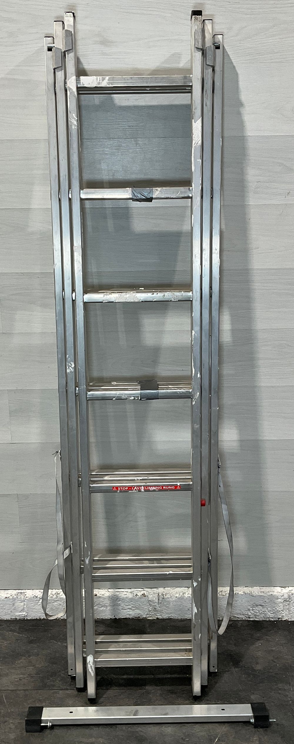 Lot 109: * Wickes Utility 200 Triple Section Combination Ladder with Stabiliser Bar