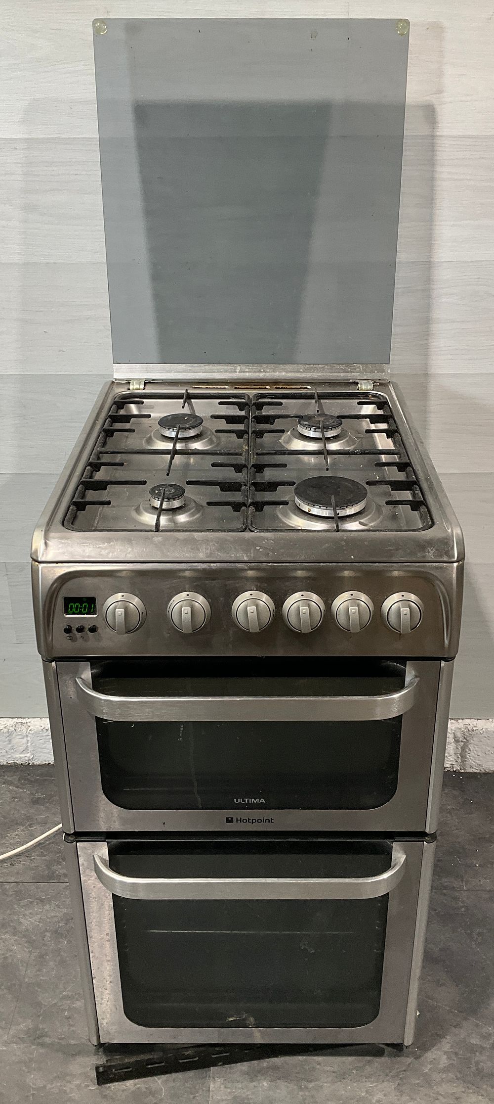 Lot 113: * A Hotpoint HUG52X Ultima Gas Cooker
