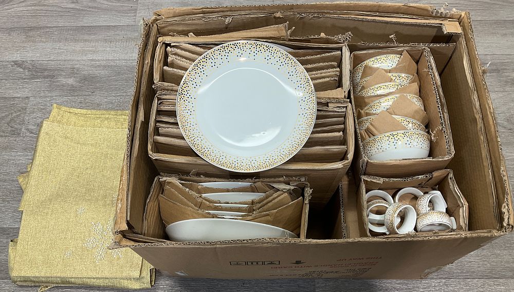 Lot 143: * A Carton Containing A Porcelain Festive Dinner Service in Gold Sparkle Pattern