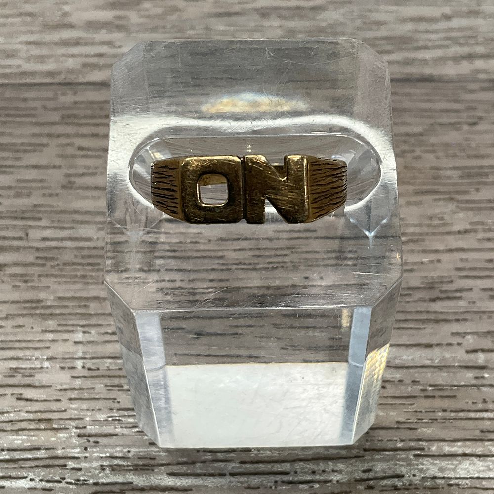 Lot 5: * An Initial Ring Featuring The Letters NO And Bark Effect Shoulders