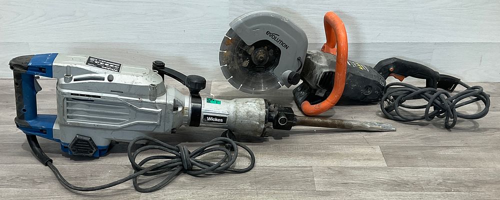 Lot 34: * An Evolution R230DCT Disc Cutter and a Wickes PDH170DS Electric Breaker