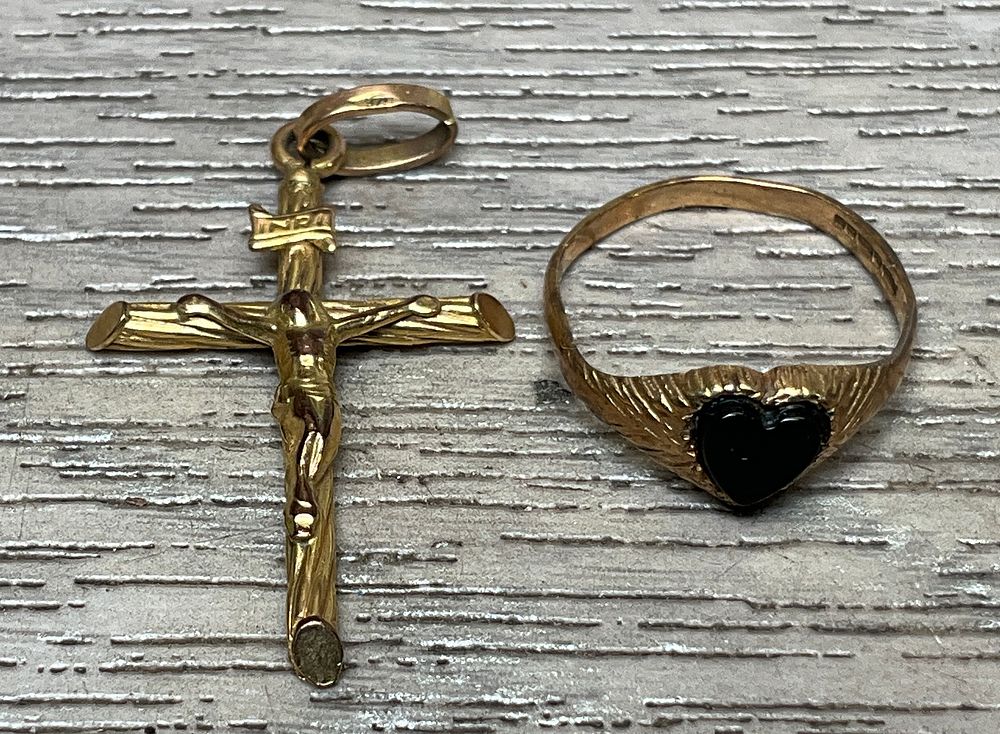 Lot 48: * A 9 Carat Gold Crucifix Pendant and Onyx Ring