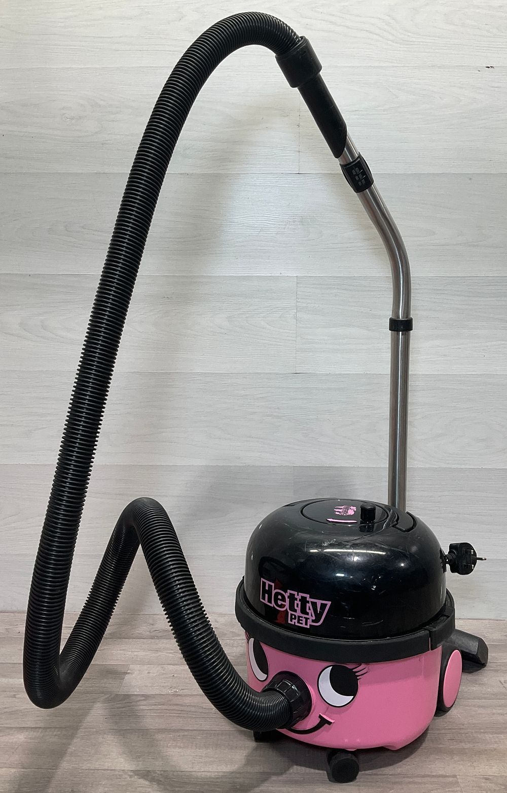 Lot 98: * Numatic PEH200-11 Hetty Pet Cylinder Vacuum Cleaner