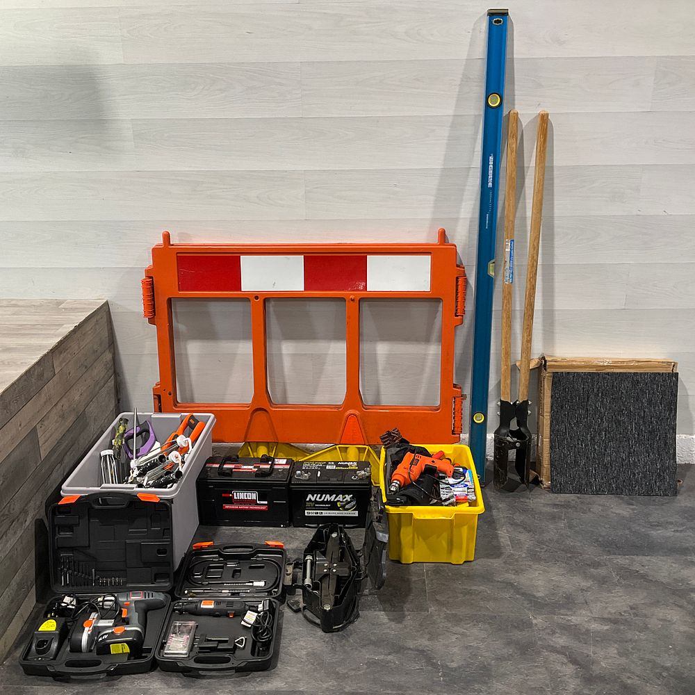 Lot 115: A Collection of Assorted Power Tools, Hand Tools and Site Maintenance Equipment