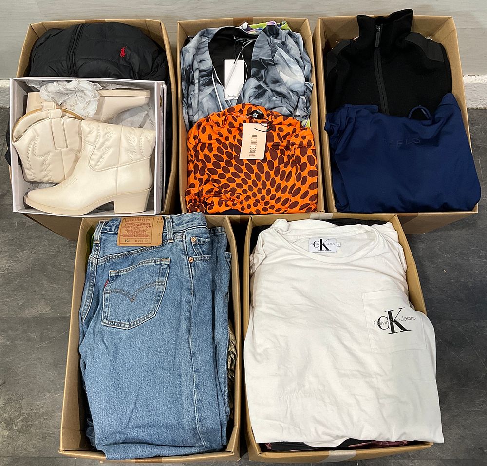 Lot 67: * 5 Cartons Containing Assorted Clothing & Footwear including Levi Strauss & Co