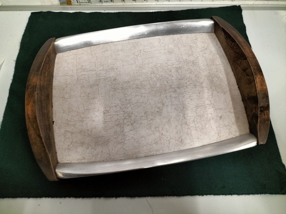 Lot 187 – Mid-Century Modern Serving Tray with Polished Aluminium Frame and Cracked Ice Laminate Inlay

Category: Kitchen & Cookware