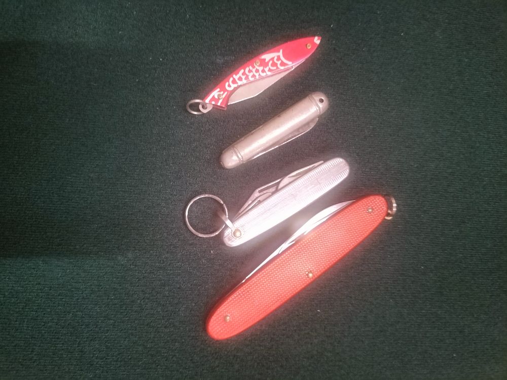 Lot 234 – 4 X Pocket Knives