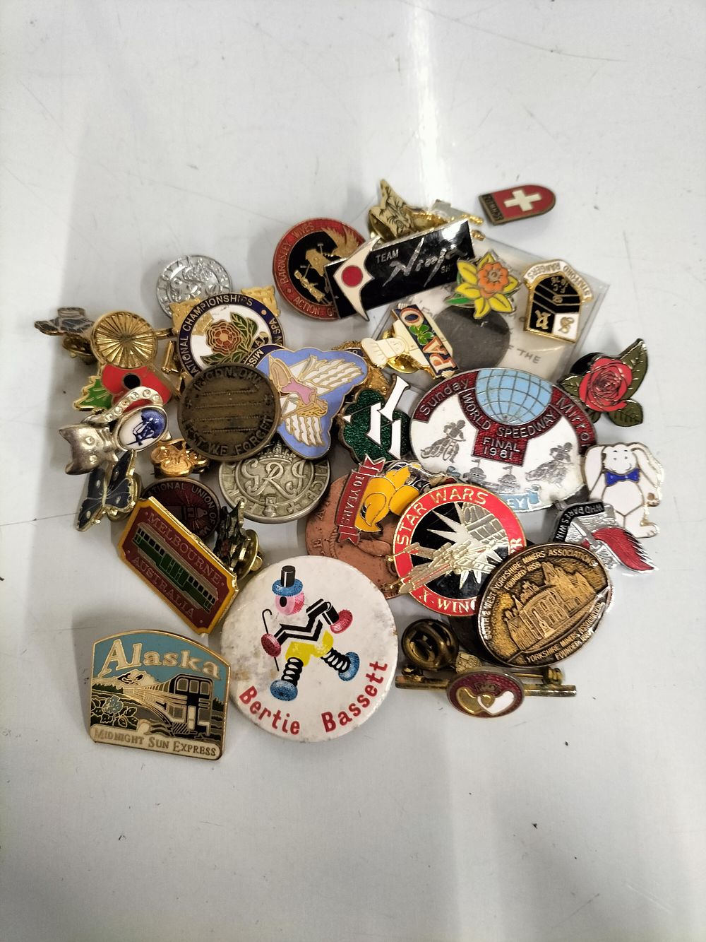 Lot 204 – A Collection of Assorted Enamel and Metal Lapel Pins