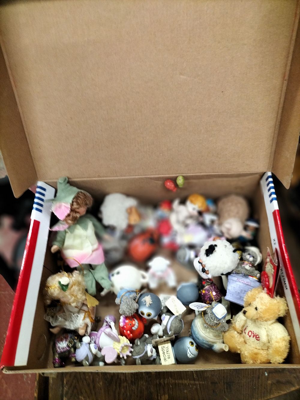 Lot 269 – Box of Collectables